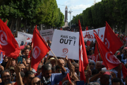 Demonstrierende fordern am 15. Oktober in der Hauptstadt  Tunis den Rücktritt des Präsidenten. Mit seiner Macht wächst auch der Widerstand gegen ihn.