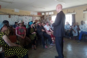 In Trainings werden die von Albinismus betroffenen Menschen in Malawi in ihren Rechte geschult.