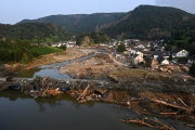 Die Wasserfluten haben ganze Landstriche überschwemmt und zerstört, wie in Altenburg in Rheinland-Pfalz.