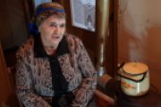Rita Bakhshyan flüchtete mit ihrem Sohn und dessen Frau aus Bergkarabach nach Armenien. Zu Fuß schlug sich die Familie durch die Wälder. Die 72-Jährige schaffte es kaum.
