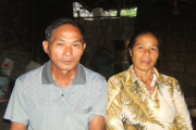 Das Ehepaar Vuong Quoc Lim (l.) und Tran Thi Ky (r.) aus dem Dorf Dong Rain führt ein hartes Leben als Bauern. Sie ernten ihren Reis nur einmal im Jahr – gerade genug für die vierköpfige Familie.