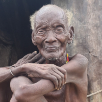 Alte Menschen wie Noro Nanguer, die es nicht zur Station schaffen, erhalten mobile medizinische Hilfe. So werden auch sie mit Nahrung und Medikamenten versorgt.   
