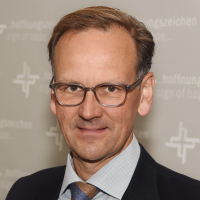 Im Interview zum Tag der sozialen Gerechtigkeit: Klaus Stieglitz, Zweiter Vorstand und Menschenrechtsexperte von Hoffnungszeichen e.V.