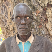 Auch Peter Adiaka und seine Enkel spüren den Mangel an Lebensmitteln. Durch seine Blindheit ist es dem Witwer nicht möglich, die Kinder zu versorgen.