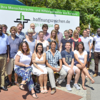 Ein buntes Team: Die Hoffnungszeichen-Mitarbeiter aus allen Bereichen vereint vor dem Büro in der Schneckenburgstraße in Konstanz.
