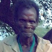 Die Familie von Daygo Geda Shugo (li.) leidet aufgrund der Dürre bittere Not – sechs seiner Kinder sind bereits gestorben. Mit unserer Hilfe erhält die Familie Nahrung.