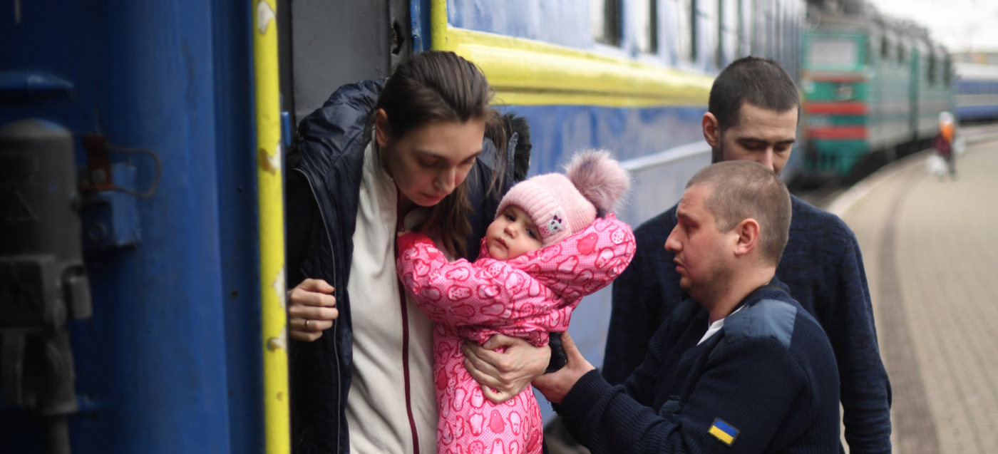 Viele Ukrainerinnen und Ukrainer verlassen aus Angst ihre Heimat, andere bleiben im Kriegsgebiet zurück.