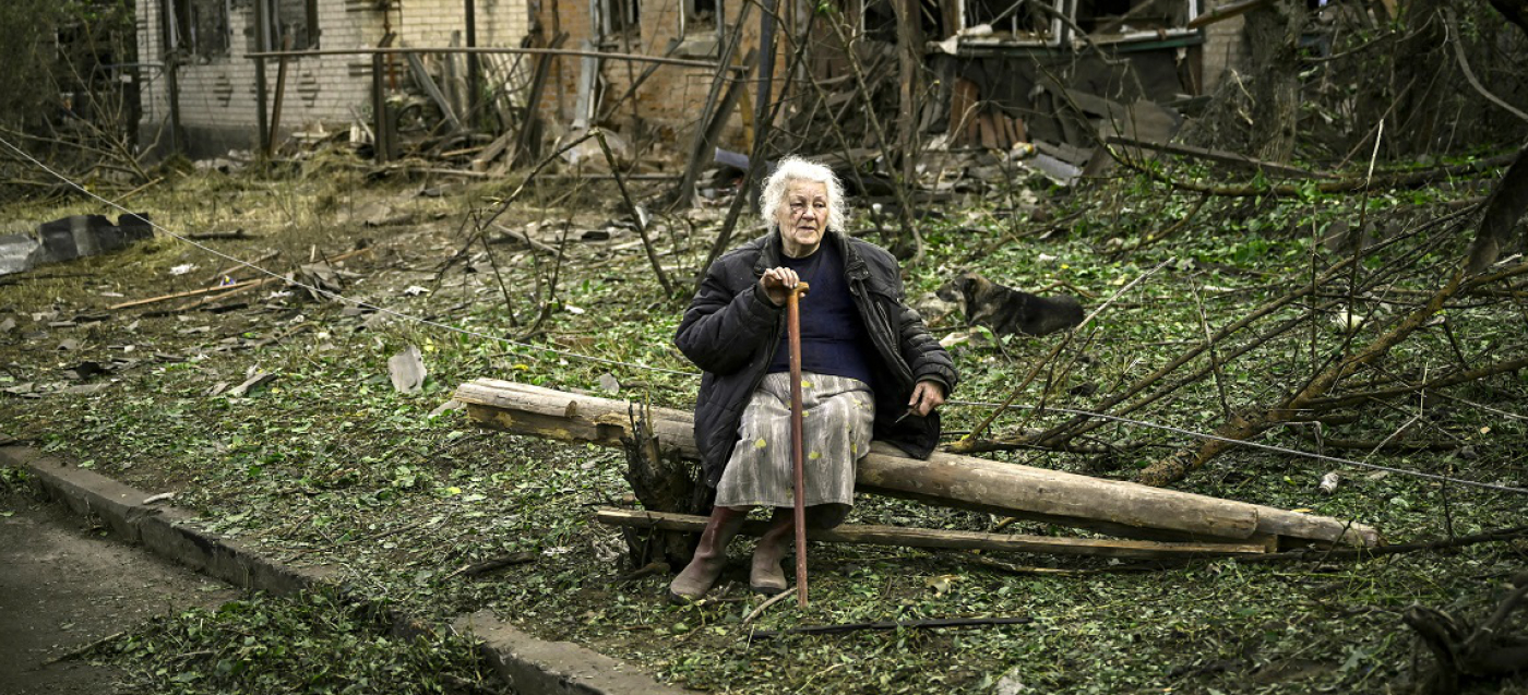 Frau in der Ukraine in Trümmern