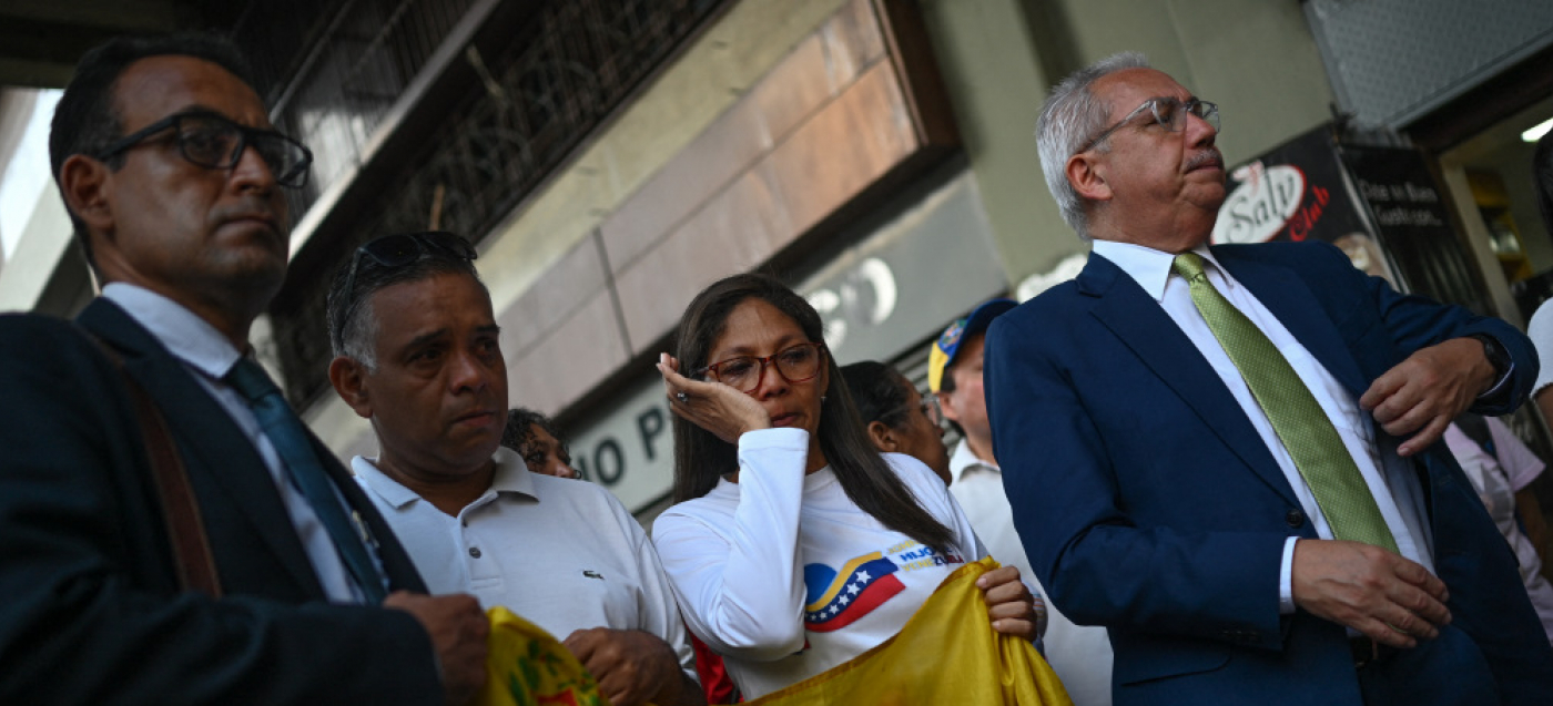 Anwalt Eduardo Torres (li.) mit Mandanten in einem Menschenrechtsprozess 2023 in Caracas, bei dem es um die Folter eines Studenten durch venezolanische Behörden ging.