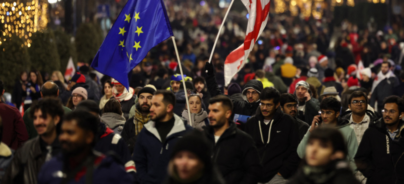 Zehntausende Demonstranten protestieren in Tiflis am 31. Dezember 2024 gegen die Verschiebung der EU-Beitrittsverhandlungen und für Neuwahlen. Nahezu täglich finden Proteste gegen die Regierung statt.