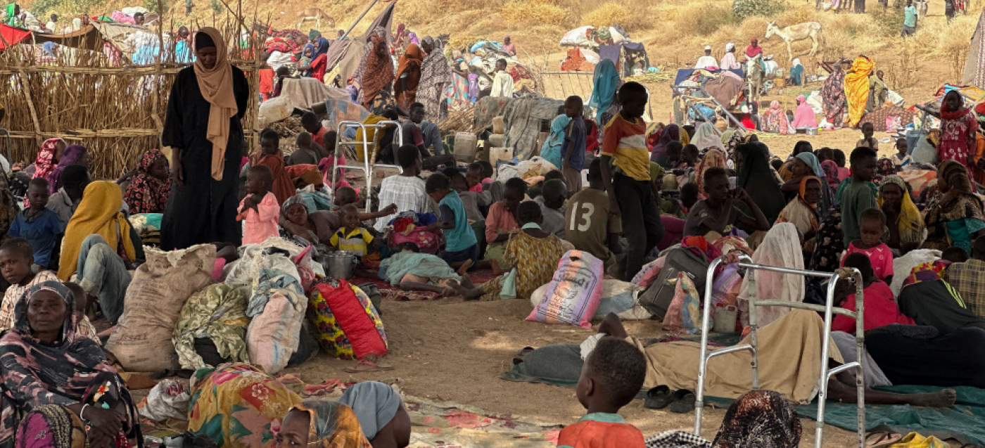 Wieder auf der Flucht: Menschen, die nach einem grausamen Angriff aus dem Lager Samsam geflohen sind, in der Nähe der Stadt Tawila (West-Darfur).
