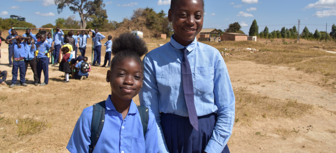 Die beiden Schülerinnen Grace (12) und Josephine (14) freuen sich, dass es in ihrem Dorf und in ihrer Schule jetzt Möglichkeiten gibt, sich mit sauberem Wasser zu waschen.