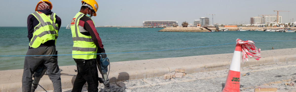 Harte Arbeit in glühender Hitze – doch Rechte für die vorwiegend ausländischen Arbeiterinnen und Arbeiter in Katar sind nicht vorhanden oder werden missachtet.