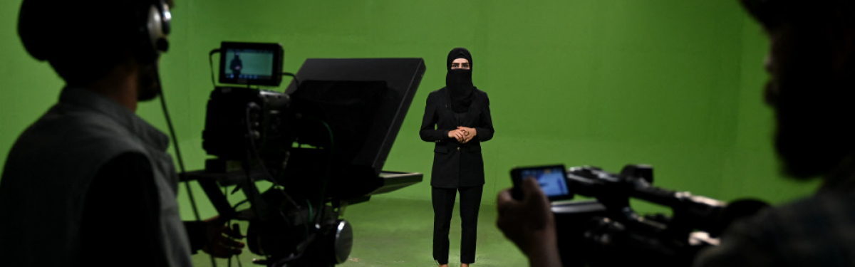 Die afghanische TV-Moderatorin Lima Spesaly spricht während einer Live-Sendung 2022 im Fernsehen. Frauen ist dies, wenn überhaupt, nur mit Gesichtsverhüllung erlaubt.
