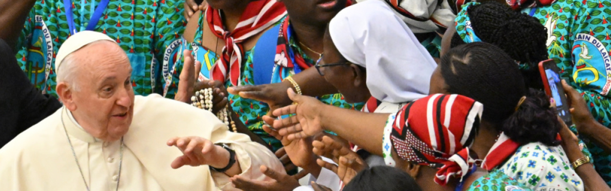 Papst Franziskus, hier mit Gläubigen aus Burkina Faso im Vatikan 2023, kondolierte den betroffenen christlichen und muslimischen Gemeinden und rief zu Frieden auf.