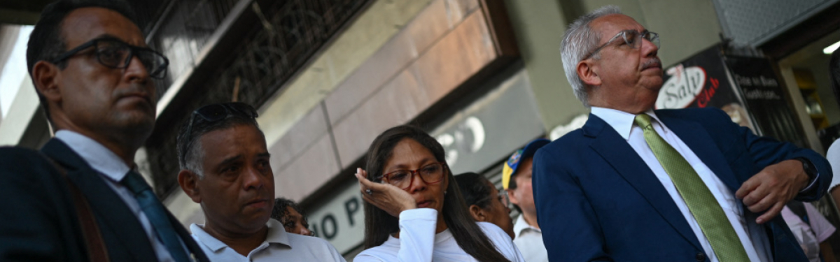 Anwalt Eduardo Torres (li.) mit Mandanten in einem Menschenrechtsprozess 2023 in Caracas, bei dem es um die Folter eines Studenten durch venezolanische Behörden ging.