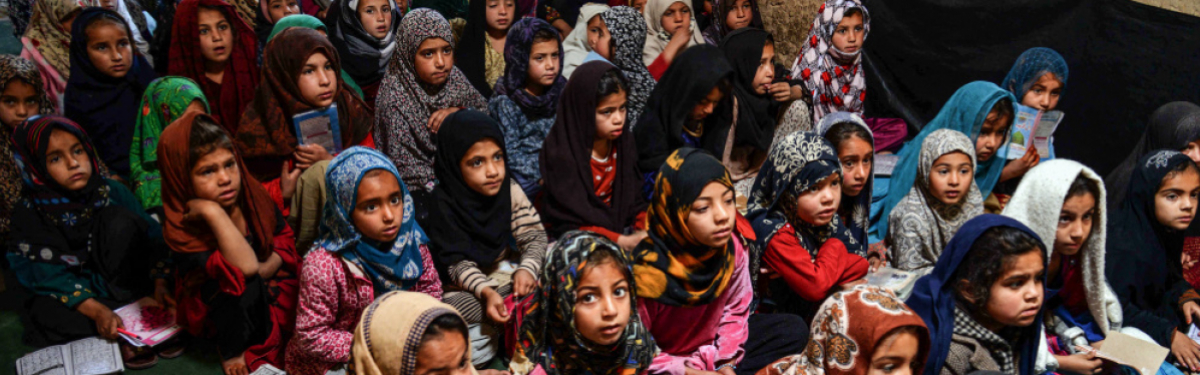Mädchen werden in der Schule nur Grundkenntnisse vermittelt – und auch damit ist nach der 6. Klasse Schluss. Menschen, die das ändern wollen, werden von den Taliban gnadenlos verfolgt.