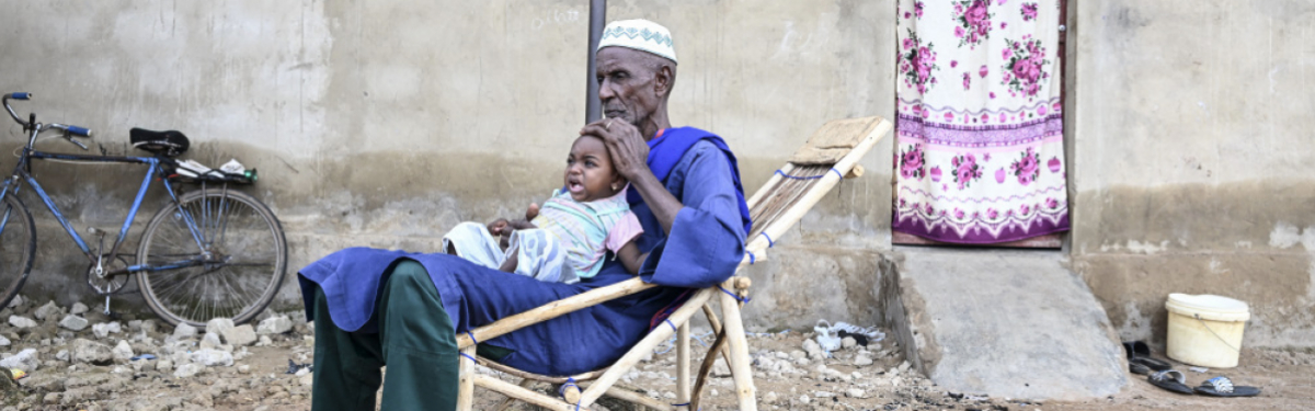 Abdoulaye (im Bild mit einem seiner Enkel) musste mit ansehen, wie seine beiden Söhne bei einem Angriff in Burkina Faso getötet wurden. In Ouangolodougou (Elfenbeinküste) hat er mit seiner Familie Zuflucht gefunden.
