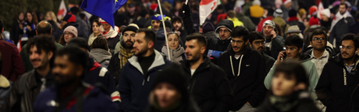 Zehntausende Demonstranten protestieren in Tiflis am 31. Dezember 2024 gegen die Verschiebung der EU-Beitrittsverhandlungen und für Neuwahlen. Nahezu täglich finden Proteste gegen die Regierung statt.