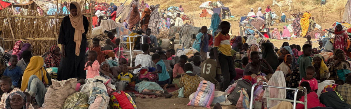 Wieder auf der Flucht: Menschen, die nach einem grausamen Angriff aus dem Lager Samsam geflohen sind, in der Nähe der Stadt Tawila (West-Darfur).