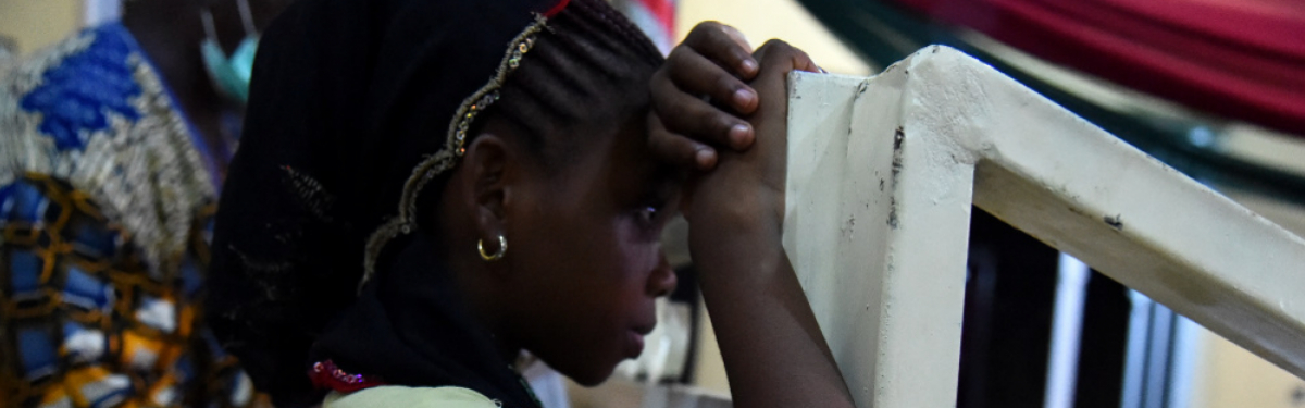 Betendes Mädchen in einer Anglikanischen Kirche in Lagos: Christen sind oft die  Opfer von Entführungen durch Terroristen, die für viele Menschen in Nigeria eine ständige Bedrohung sind.