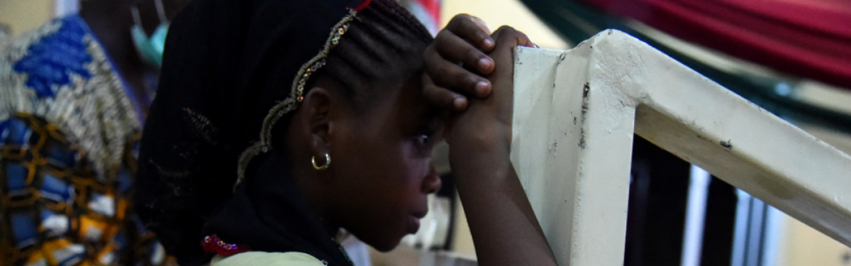 Betendes Mädchen in einer Anglikanischen Kirche in Lagos: Christen sind oft die Opfer von Entführungen durch Terroristen, die für viele Menschen in Nigeria eine ständige Bedrohung sind.