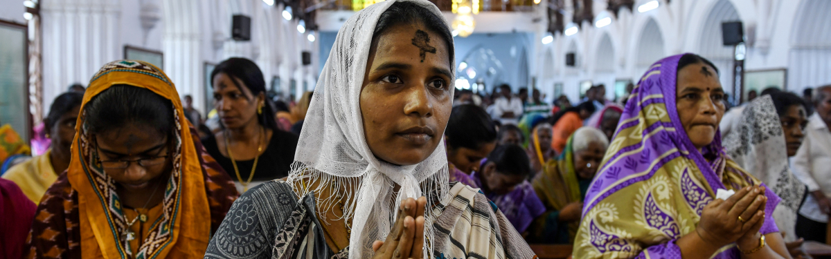 Im multireligiösen Indien leben viele Menschen mit unterschiedlichen Religionen meist friedlich nebeneinander. Zwischen einzelnen Gruppen kommt es jedoch wiederholt zu gewaltbehafteten Konflikten. Im multireligiösen Indien leben viele Menschen mit unterschiedlichen Religionen meist friedlich nebeneinander. Zwischen einzelnen Gruppen kommt es jedoch wiederholt zu gewaltbehafteten Konflikten.