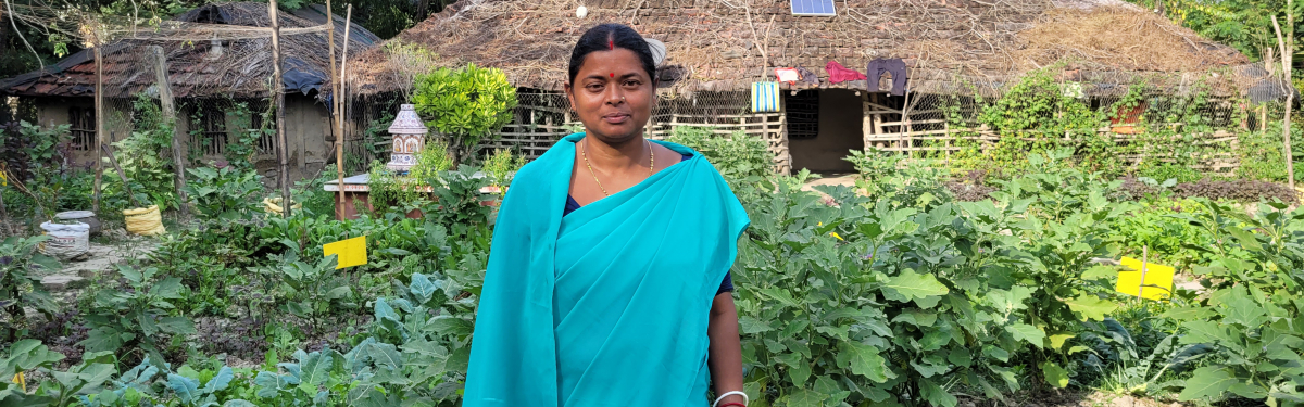 Frau in ihrem Garten; Indien