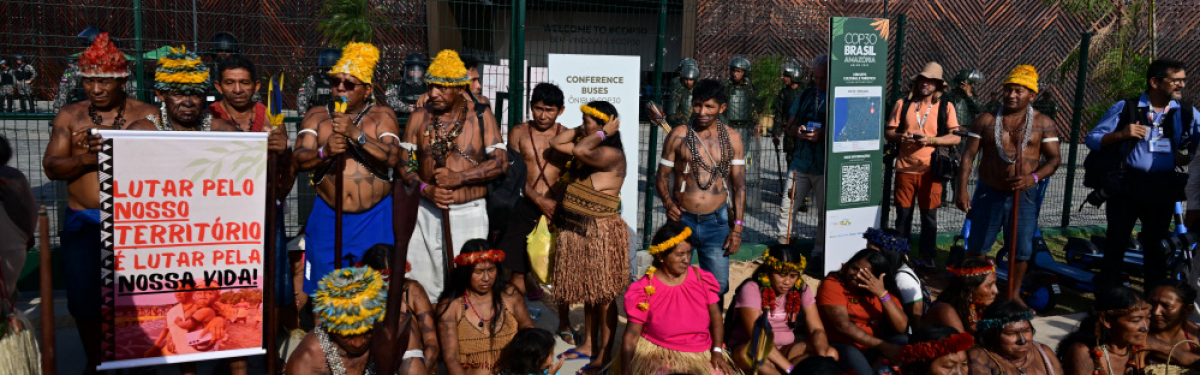 Indigene Munduruku-Angehörige protestieren am 14. November 2025 in Belém, Brasilien, vor dem Veranstaltungsort der VN-Klimakonferenz COP30.