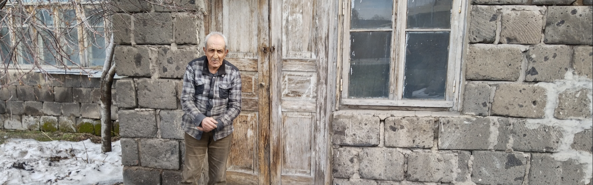 Mann bei Hilfsmittel-Verteilung in Armenien