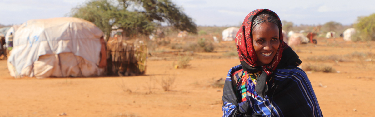 Frau in der Trockenheit Äthiopiens