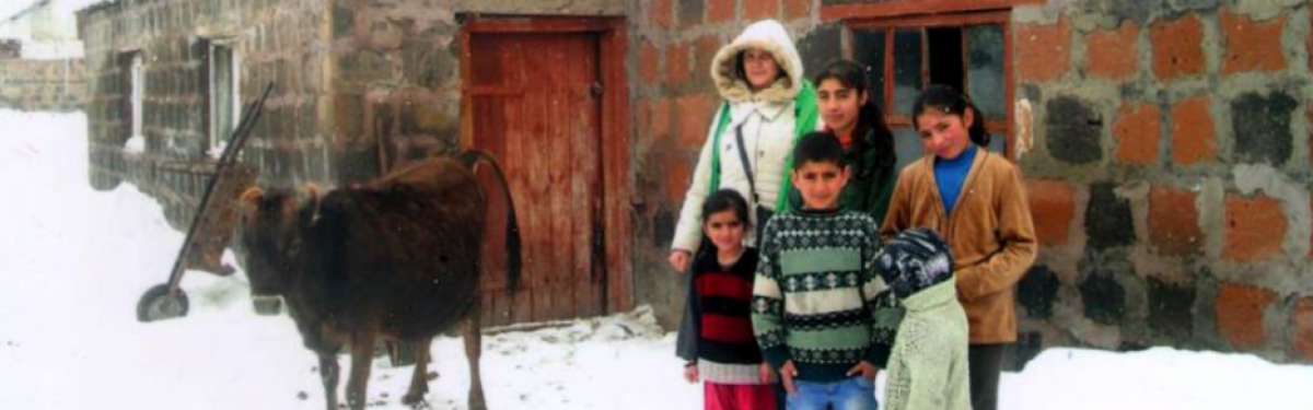 Familie Chatoyan in Armenien mit ihrer Kuh vom Kuhbank-Projekt