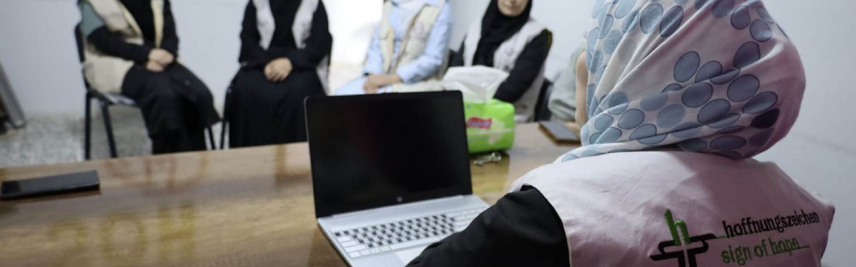 Syrische Frauen beteiligen sich an einer Trainingsmaßnahme zur Förderung von Frieden und sozialem Zusammenhalt in ihren Gemeinden.