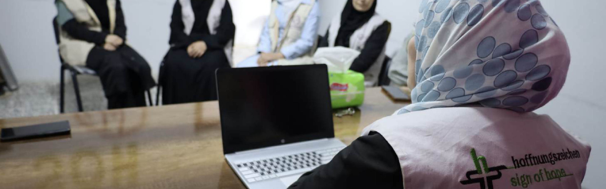 Syrische Frauen beteiligen sich an einer Trainingsmaßnahme zur Förderung von Frieden und sozialem Zusammenhalt in ihren Gemeinden.