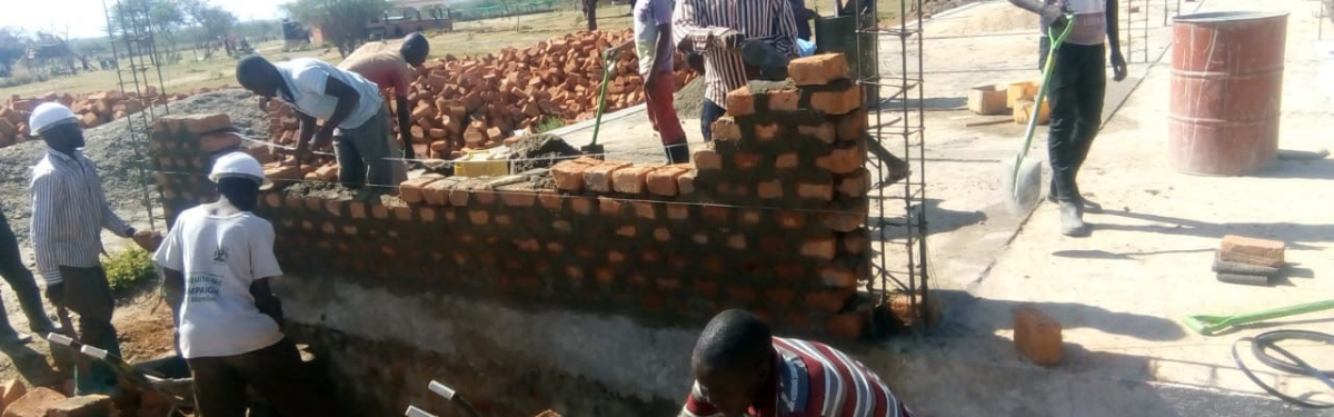 Das Fundament für das zentrale Behandlungsgebäude steht und die Ziegelwände wachsen jeden Tag. Erst wenn es errichtet ist, können Frauen im dortigen Kreißsaal medizinisch begleitet gebären.