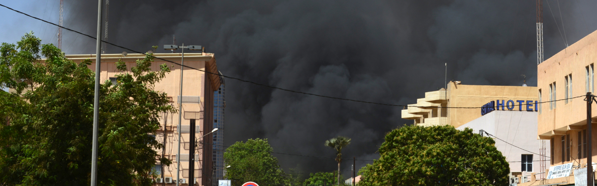 Seit vier Jahren wird Burkina Faso von wachsender Gewalt durch islamistische Truppen heimgesucht. Wie hier im März 2018 in der Hauptstadt Ouagadougou kommt es vermehrt zu Attentaten und Angriffen. Seit vier Jahren wird Burkina Faso von wachsender Gewalt durch islamistische Truppen heimgesucht. Wie hier im März 2018 in der Hauptstadt Ouagadougou kommt es vermehrt zu Attentaten und Angriffen.