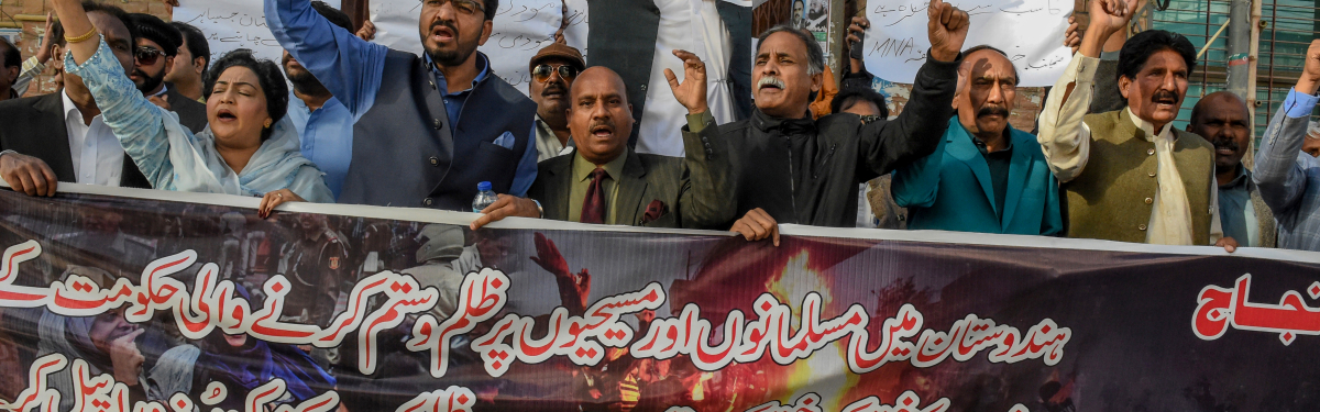 Christen und Muslime protestieren am 29. Februar im pakistanischen Quetta  gegen die Angriffe auf religiöse Minderheiten in Indien. Zuvor war es in Delhi zu  schweren Ausschreitungen mit 27 Toten gekommen.