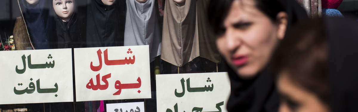 Viele iranische Frauen wollen sich dem Verschleierungsgebot nicht mehr unterwerfen. Manche wagen es, die Kopfbedeckung in der Öffentlichkeit sehr lose oder gar nicht zu tragen. Das ist riskant.