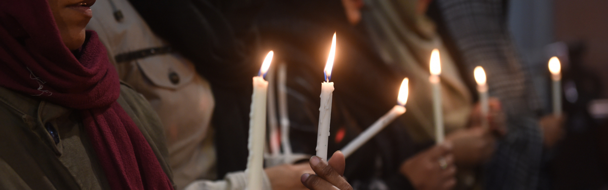 Christen stellen eine kleine Minderheit in der überwiegend muslimischen pakistanischen Bevölkerung. Christen stellen eine kleine Minderheit in der überwiegend muslimischen pakistanischen Bevölkerung.