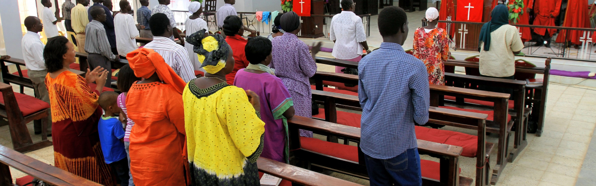 Ostergottesdienst in einer kleinen Kirche in Khartoum. Viele christliche Gemeinden im Sudan sind vom behördlich angeordneten Abriss ihrer Kirchen betroffen. Ostergottesdienst in einer kleinen Kirche in Khartoum. Viele christliche Gemeinden im Sudan sind vom behördlich angeordneten Abriss ihrer Kirchen betroffen.Ostergottesdienst in einer kleinen Kirche in Khartoum. Viele christliche Gemeinden im Sudan sind vom behördlich angeordneten Abriss ihrer Kirchen betroffen.