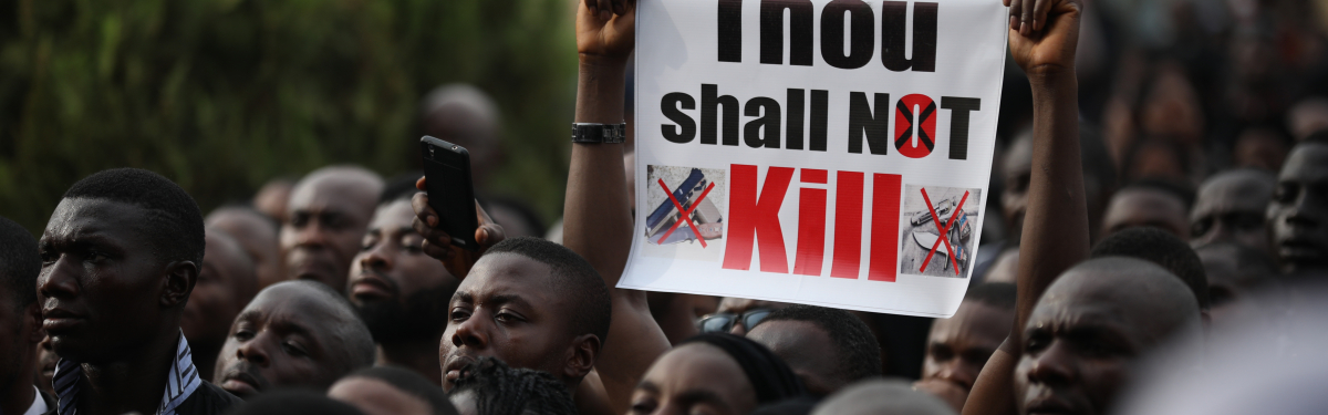 „Du sollst nicht töten“ steht auf dem Plakat. Am 1. März protestierten zahlreiche Christen in der Hauptstadt Abuja gegen die Gewalt von Boko Haram und forderten Frieden und Sicherheit für alle Religionen. „Du sollst nicht töten“ steht auf dem Plakat. Am 1. März protestierten zahlreiche Christen in der Hauptstadt Abuja gegen die Gewalt von Boko Haram und forderten Frieden und Sicherheit für alle Religionen.