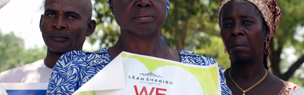 Pastor Lawan Andimi wurde von seinen Entführern ermordet. Die Familie der ebenfalls entführten Schülerin Leah Sharibu kämpft seit zwei Jahren für sie. „Wir lieben Dich!“ steht an ihrem 16. Geburtstag im Mai 2019 auf diesem Plakat ihrer Angehörigen.