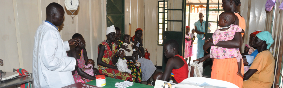 Jeden Tag ist der Andrang in der Klinik in Rumbek groß. Mütter, die mit ihren Kindern oft stundenlange Fußmärsche hinter sich haben, warten geduldig.