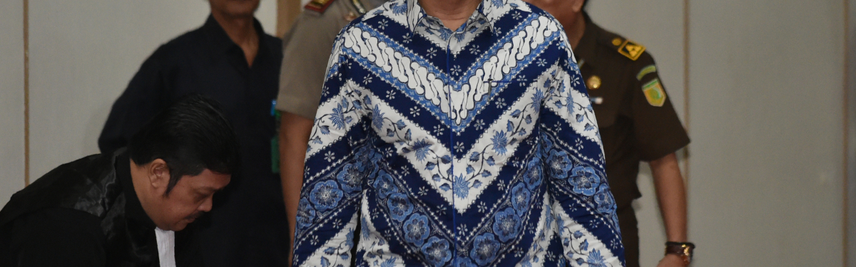 Als Basuki Tjahaja Purnama am 9. Mai den Gerichtssaal betritt, ahnt er noch nicht, dass sein Urteil außergewöhnlich hart ausfallen wird: Zwei Jahre muss der Politiker wegen seiner auf den Koran bezogenen Aussage in Haft. Als Basuki Tjahaja Purnama am 9. Mai den Gerichtssaal betritt, ahnt er noch nicht, dass sein Urteil außergewöhnlich hart ausfallen wird: Zwei Jahre muss der Politiker wegen seiner auf den Koran bezogenen Aussage in Haft.