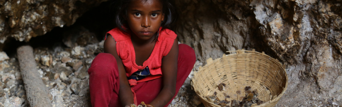 Dieses Mädchen ist eines von circa 32.000 Kindern, die in Indien und Madagaskar Glimmerminerale schürfen. Glimmer wird u. a. in der Produktion von Haushaltsgeräten und Handys verwendet.