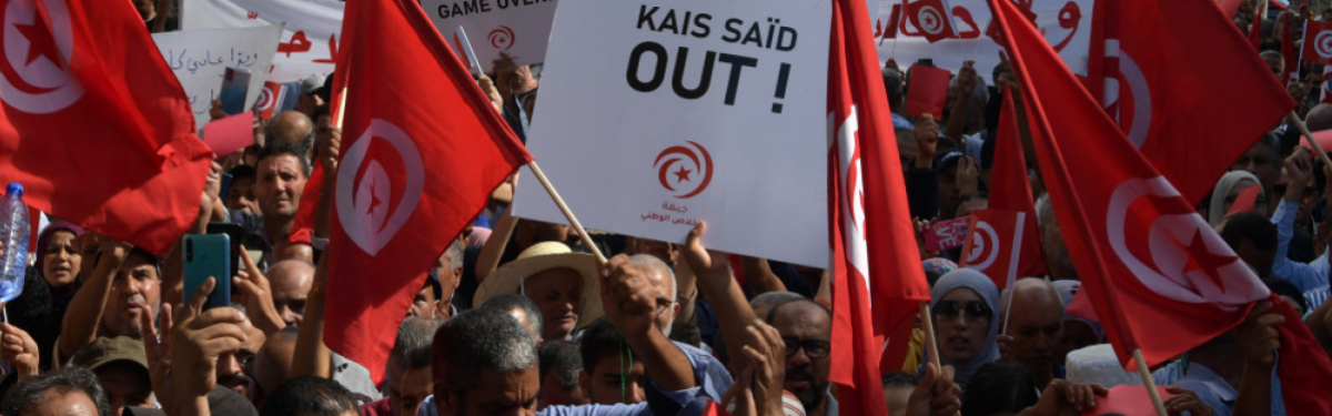 Demonstrierende fordern am 15. Oktober in der Hauptstadt  Tunis den Rücktritt des Präsidenten. Mit seiner Macht wächst auch der Widerstand gegen ihn.