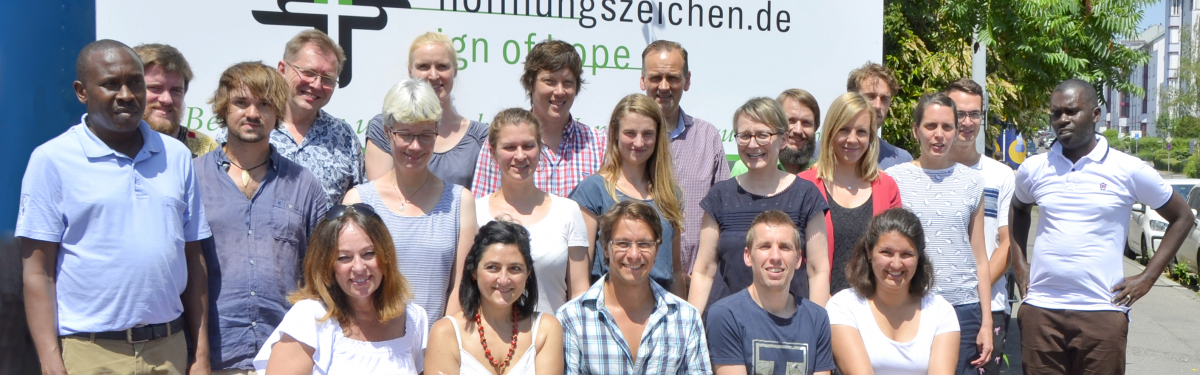 Ein buntes Team: Die Hoffnungszeichen-Mitarbeiter aus allen Bereichen vereint vor dem Büro in der Schneckenburgstraße in Konstanz.