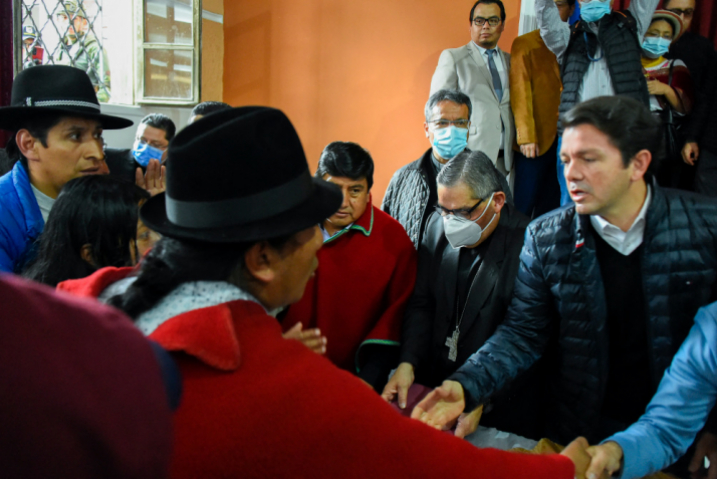 Leónidas Iza, Präsident des Indigenenbündnisses Conaie (vorn) und Regierungs- vertreter einigten sich am Ende der wochenlagen Proteste vorläufig. Jetzt gilt es, willkürliche Inhaftierungen zu ahnden.