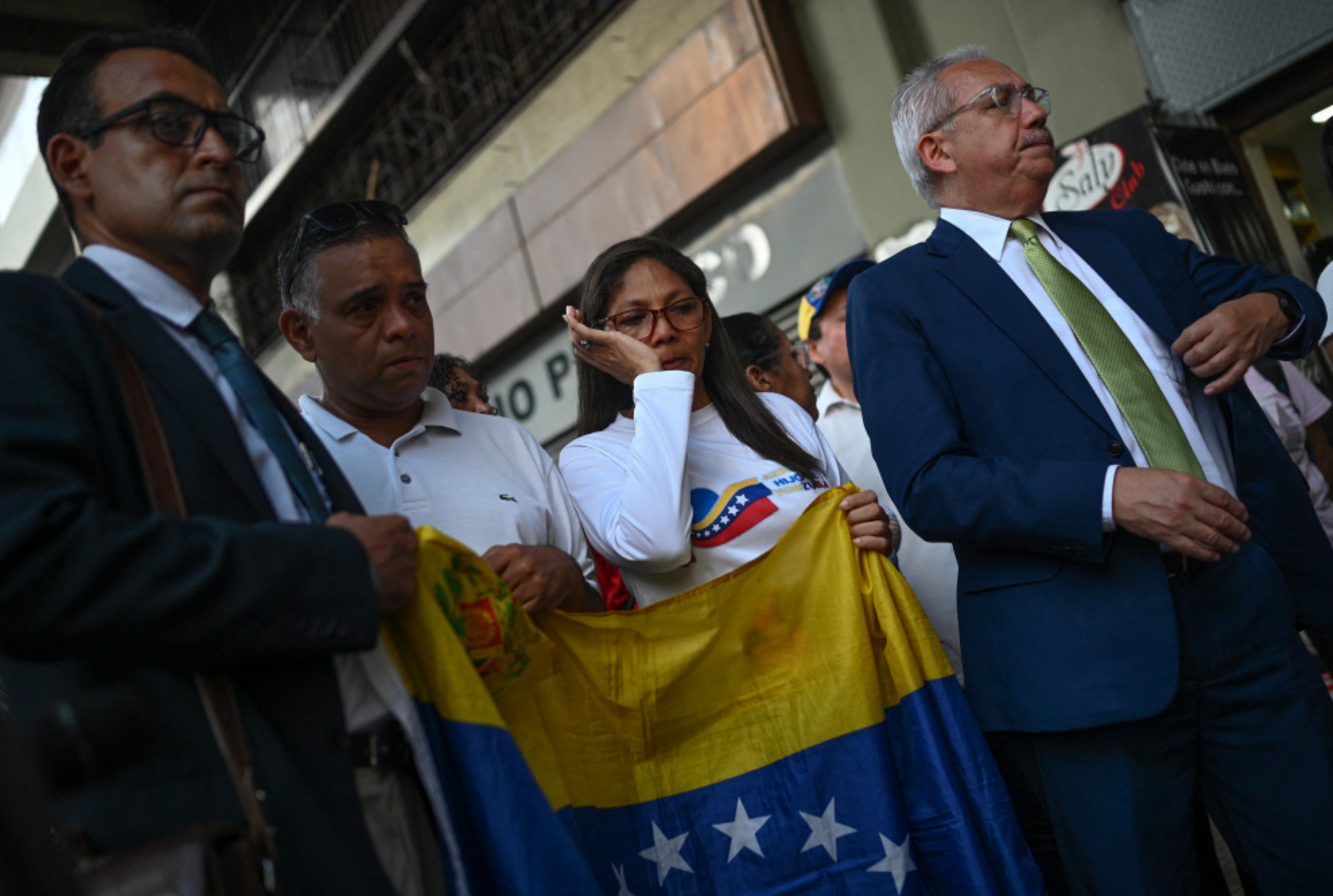 Anwalt Eduardo Torres (li.) mit Mandanten in einem Menschenrechtsprozess 2023 in Caracas, bei dem es um die Folter eines Studenten durch venezolanische Behörden ging.