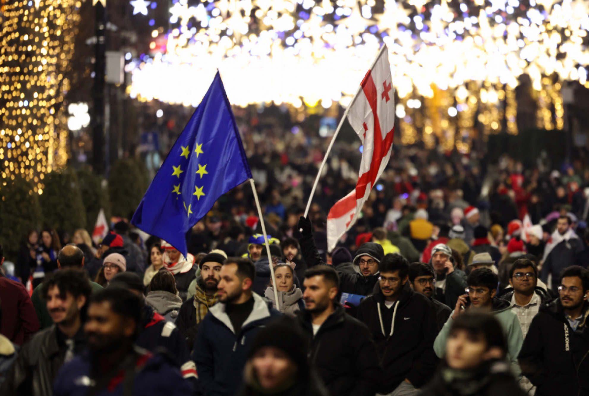 Zehntausende Demonstranten protestieren in Tiflis am 31. Dezember 2024 gegen die Verschiebung der EU-Beitrittsverhandlungen und für Neuwahlen. Nahezu täglich finden Proteste gegen die Regierung statt.